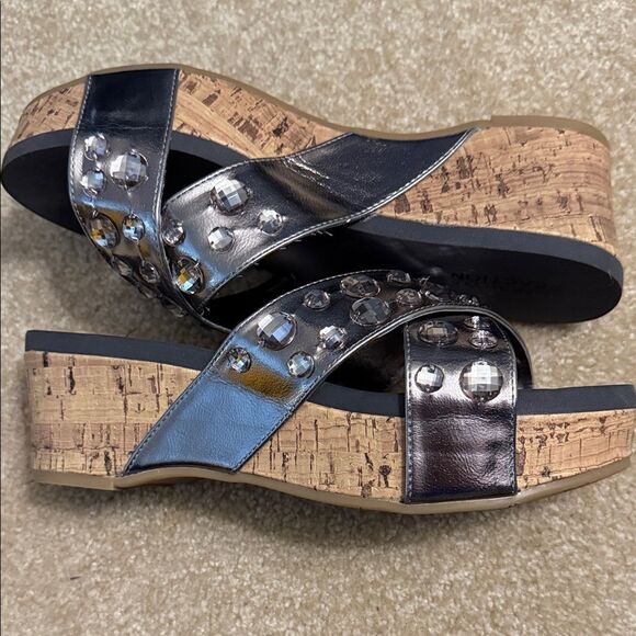 Kenneth Cole Reaction Metallic Embellished Sandals. So 9M - Picture 4 of 11